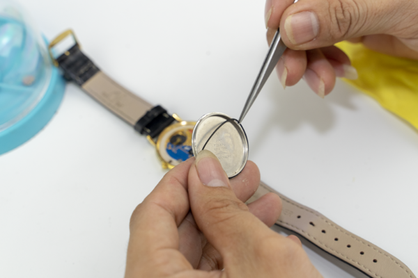 Bước 6 thay pin đồng hồ – thay gioăng chống nước