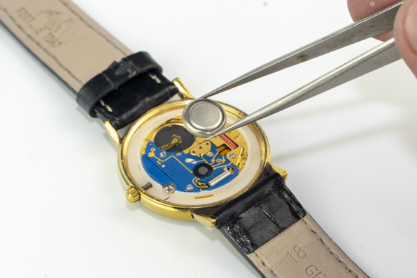 Bước 5 thay pin đồng hồ – kiểm tra hoạt động