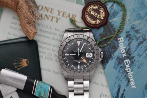 Rolex Explorer II Ref. 1655: một chiếc đồng hồ GMT biểu tượng khác từ thương hiệu có logo vương miện.