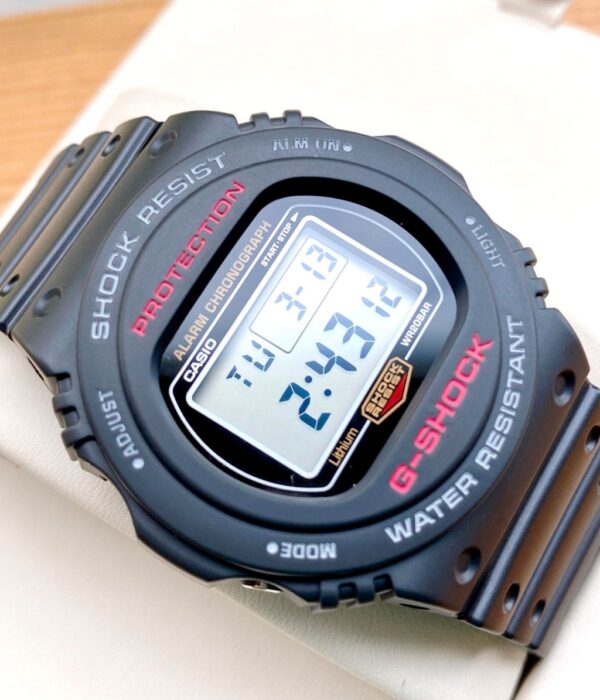 Hình ảnh đồng hồ Nam Casio DW-5750E-1DR Pin (Quartz) - Vuông - Dây Cao Su (Nhựa) chính hãng