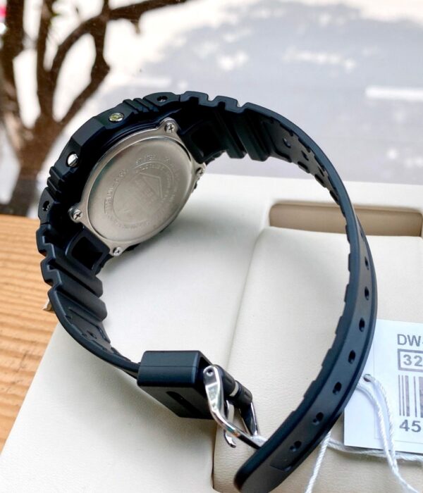 Hình ảnh đồng hồ Nam Casio DW-5750E-1DR Pin (Quartz) - Vuông - Dây Cao Su (Nhựa) chính hãng