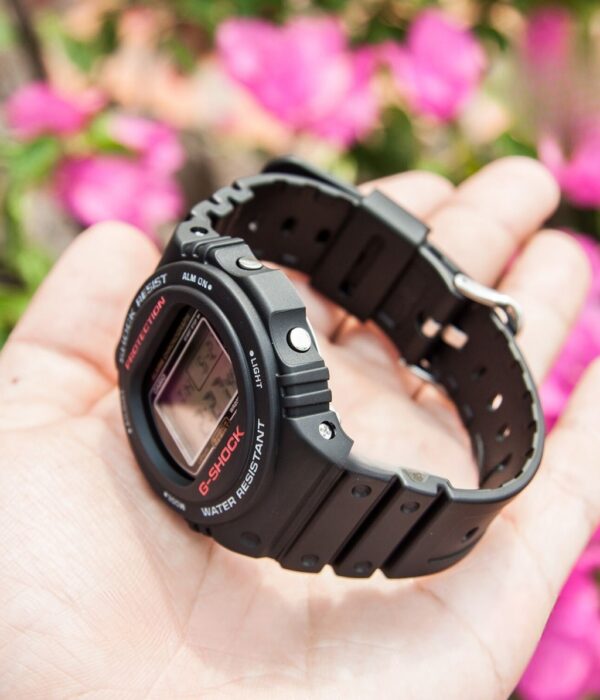 Hình ảnh đồng hồ Nam Casio DW-5750E-1DR Pin (Quartz) - Vuông - Dây Cao Su (Nhựa) chính hãng