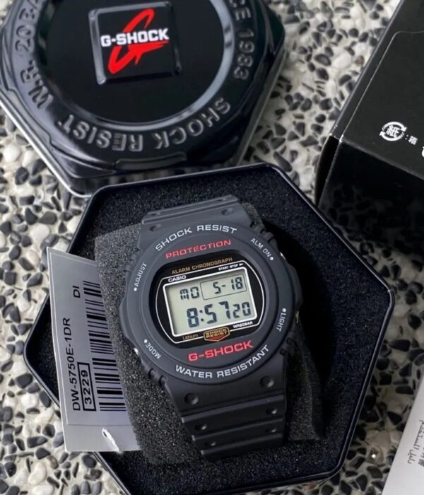 Hình ảnh đồng hồ Nam Casio DW-5750E-1DR Pin (Quartz) - Vuông - Dây Cao Su (Nhựa) chính hãng