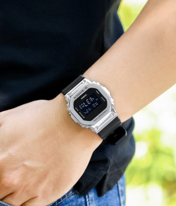 Hình ảnh đồng hồ Nam Casio GM-5600-1DR Pin (Quartz) - Vuông - Dây Cao Su (Nhựa) chính hãng