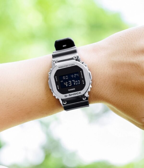 Hình ảnh đồng hồ Nam Casio GM-5600-1DR Pin (Quartz) - Vuông - Dây Cao Su (Nhựa) chính hãng