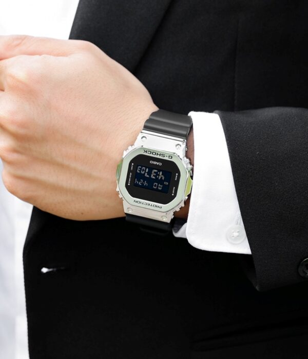 Hình ảnh đồng hồ Nam Casio GM-5600-1DR Pin (Quartz) - Vuông - Dây Cao Su (Nhựa) chính hãng