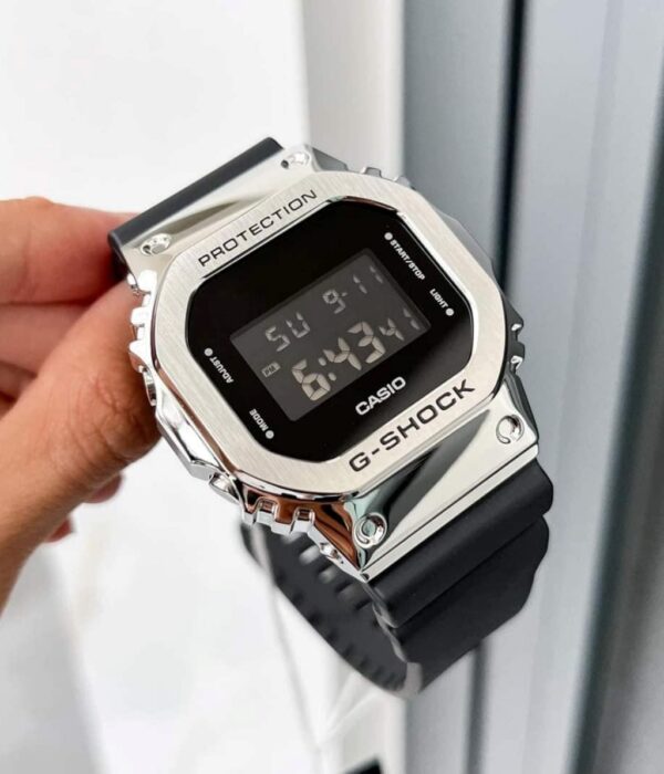 Hình ảnh đồng hồ Nam Casio GM-5600-1DR Pin (Quartz) - Vuông - Dây Cao Su (Nhựa) chính hãng