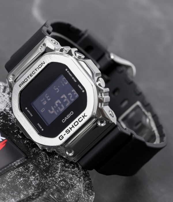 Hình ảnh đồng hồ Nam Casio GM-5600-1DR Pin (Quartz) - Vuông - Dây Cao Su (Nhựa) chính hãng