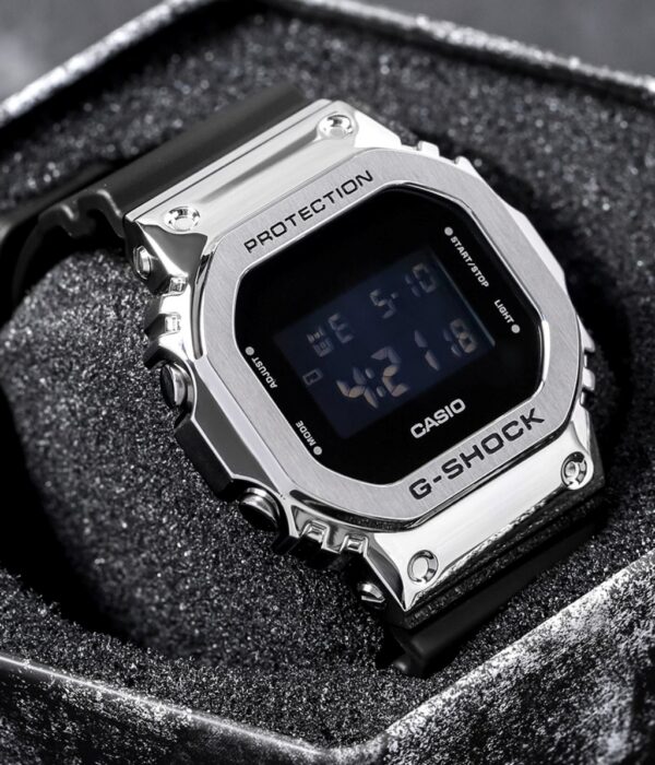 Hình ảnh đồng hồ Nam Casio GM-5600-1DR Pin (Quartz) - Vuông - Dây Cao Su (Nhựa) chính hãng