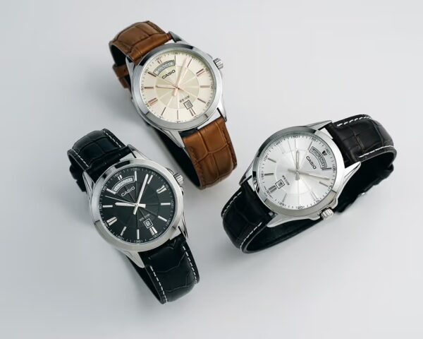 Đồng Hồ Quartz Là Gì? Khám Phá Bộ Máy Thạch Anh Chính Xác Và Ổn Định Bậc Nhất 39