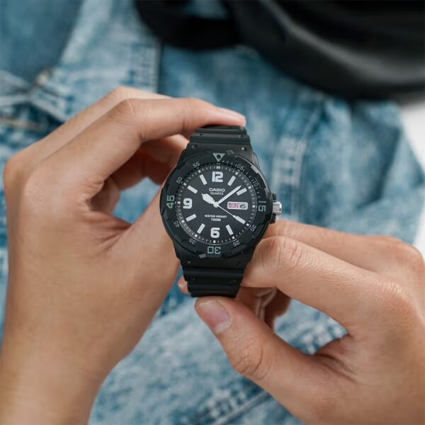 Kính Sapphire Trên Đồng Hồ là Gì – Vật Liệu Cao Cấp Mang Lại Độ Sang Trọng Và Độ Bền Vượt Trội 2