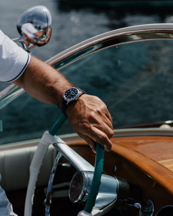 Anti Reflective Coating Là Gì? Lớp Phủ Chống Chói Quan Trọng Giúp Đọc Giờ Rõ Nét Trên Đồng Hồ Cao Cấp 2