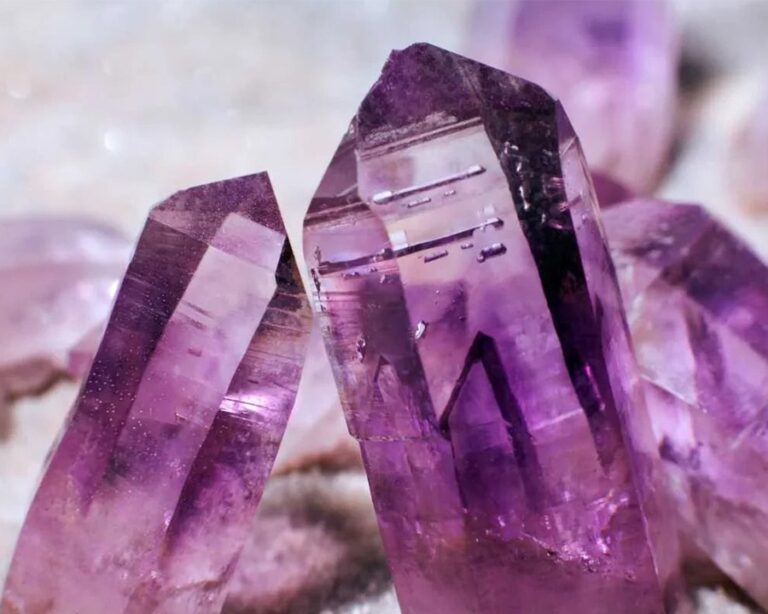 Thạch Anh Tím (Amethyst) – Viên Đá Quý Của Trí Tuệ, Bình An Và Sức Mạnh Tâm Linh 1