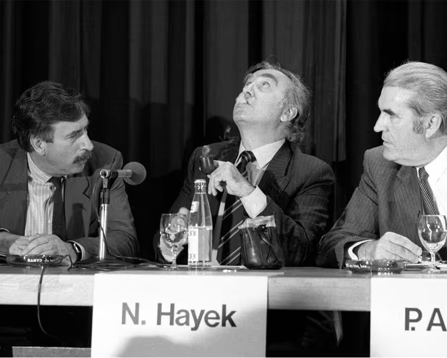 Bên trái là Ernst Thomke, ở giữa là Nicolas Hayek