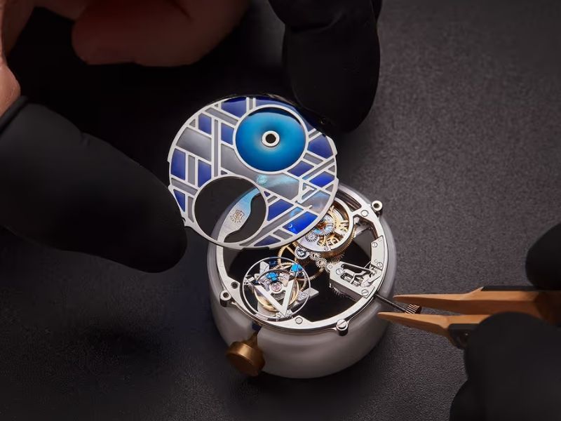 Enamel Là Gì? Khám Phá Nghệ Thuật Tráng Men Tinh Xảo Trên Đồng Hồ Thụy Sĩ 2