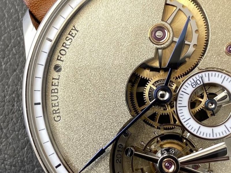 Đồng Hồ Chế Tác Là Gì? Tinh Hoa Nghệ Thuật Thủ Công Trong Giới Xa Xỉ 2