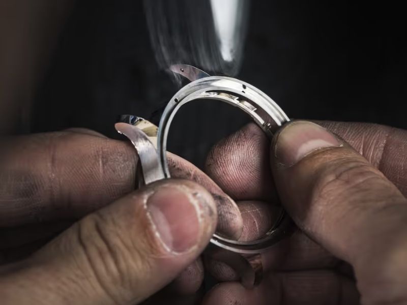 Đồng Hồ Chế Tác Là Gì? Tinh Hoa Nghệ Thuật Thủ Công Trong Giới Xa Xỉ 3