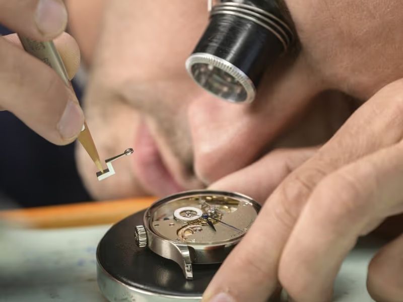 Đồng Hồ Chế Tác Là Gì? Tinh Hoa Nghệ Thuật Thủ Công Trong Giới Xa Xỉ 4