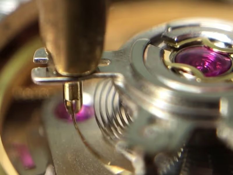 Etachron Là Gì? Khám Phá Hệ Thống Điều Chỉnh Độ Chính Xác Của ETA 2