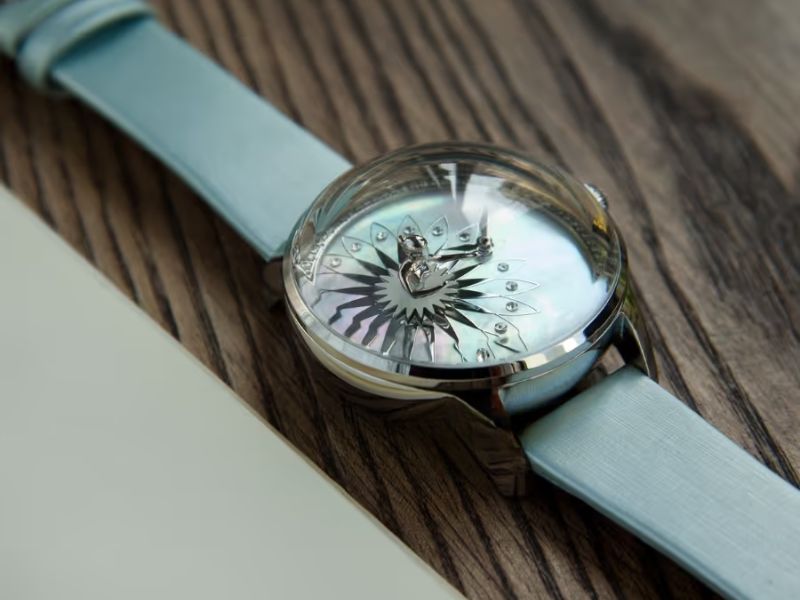 Kính Cong Đồng Hồ Là Gì? Ưu Điểm, Phân Loại & Lý Do Được Ưa Chuộng 2