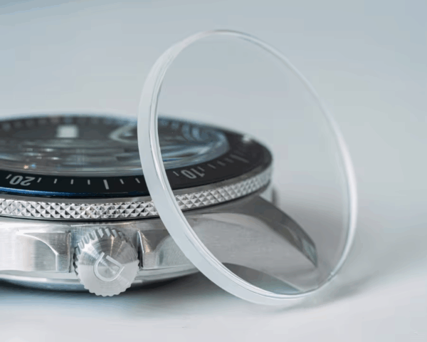 Kính Cứng Đồng Hồ Là Gì? Ưu Nhược Điểm & Những Điều Cần Biết 1