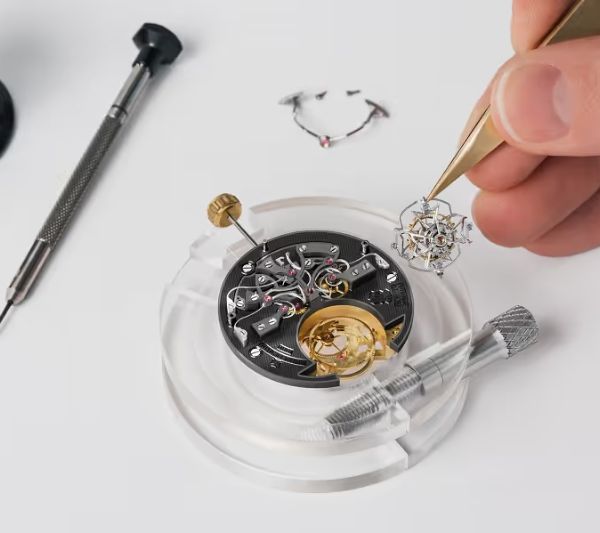 Đồng Hồ Cơ Automatic Chạy Bao Lâu? Có Phải Lên Dây Cot Không? 3