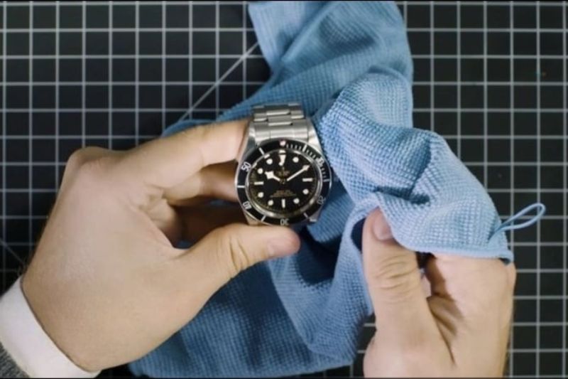 Cách Vệ Sinh Đồng Hồ Rolex Đúng Chuẩn Với Quy Trình An Toàn 3