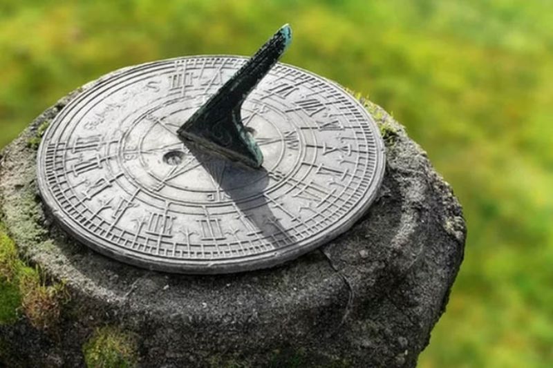 Đồng Hồ Mặt Trời Là Gì? Lịch Sử, Nguyên Lý Hoạt Động & Ý Nghĩa 1