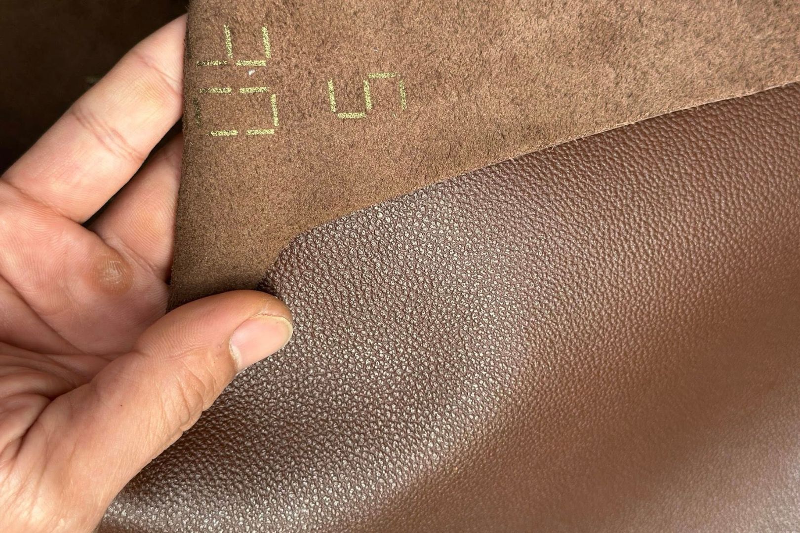 Vì Sao Mặt Sau Da Thuộc Không In Logo? Cách Nhận Biết Da Thật Cao Cấp 3