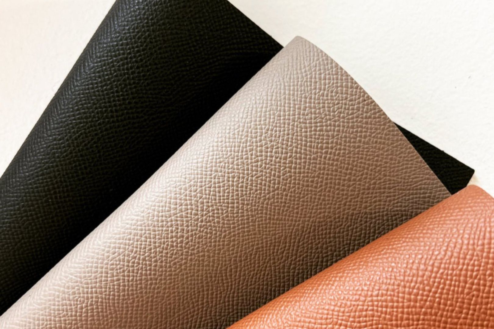 Vì Sao Mặt Sau Da Thuộc Không In Logo? Cách Nhận Biết Da Thật Cao Cấp 1