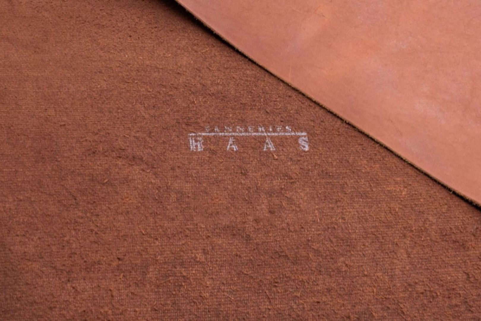 Vì Sao Mặt Sau Da Thuộc Không In Logo? Cách Nhận Biết Da Thật Cao Cấp 2