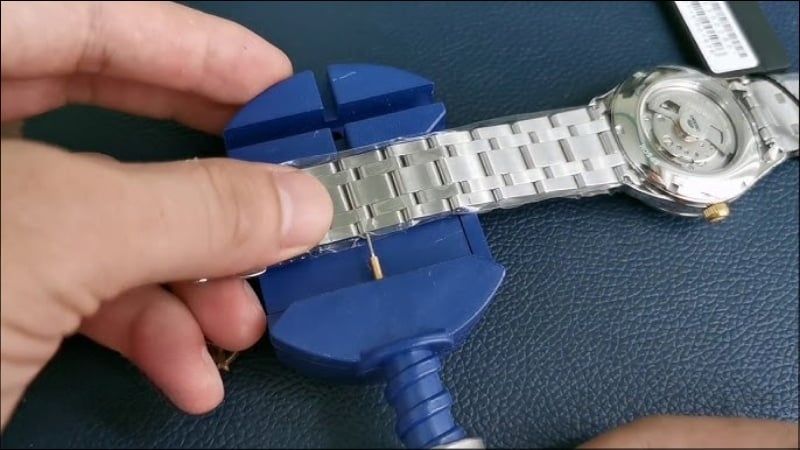 Cách Điều Chỉnh Dây Đồng Hồ Kim Loại Đúng Kỹ Thuật, Dễ Thực Hiện 1
