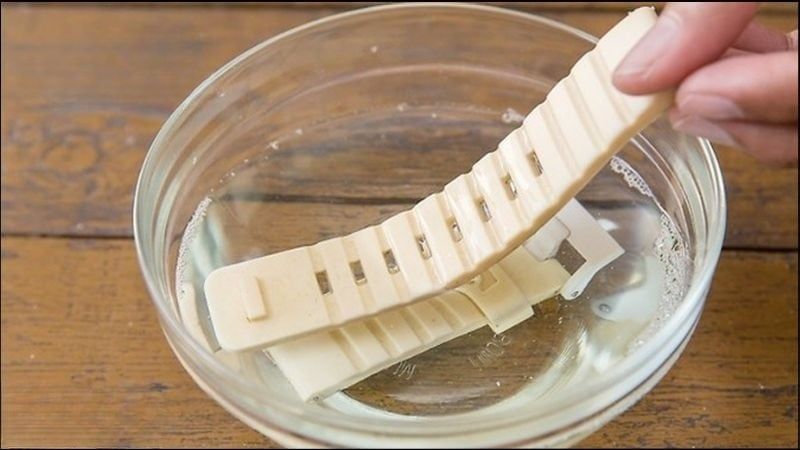 Dây Cao Su Đồng Hồ Bị Hôi Do Đâu? Mẹo Làm Sạch Và Khử Mùi Đúng Cách 4