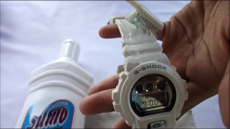 Hướng Dẫn Vệ Sinh Đồng Hồ Baby-G Màu Trắng Đúng Cách, Dễ Thực Hiện 4