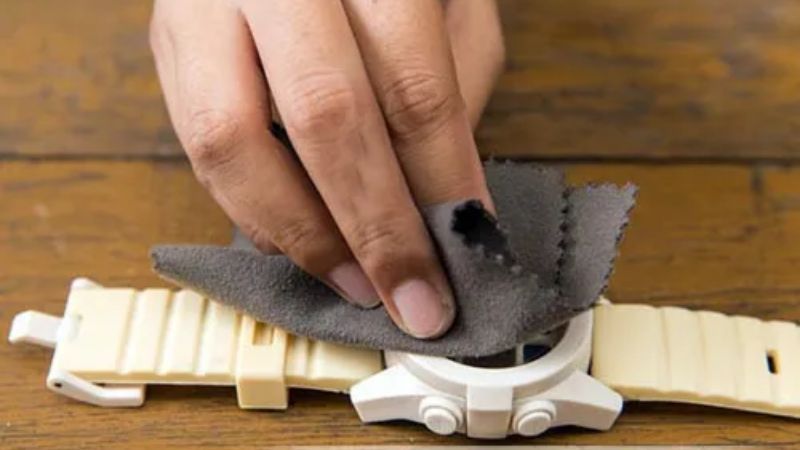 Hướng Dẫn Vệ Sinh Đồng Hồ Dây Nhựa Tại Nhà Nhanh & Hiệu Quả 4
