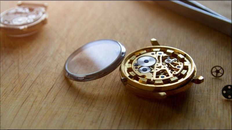 Kính Mica Đồng Hồ Có Tốt Không? Đặc Điểm & Bảo Quản Đúng Cách 3
