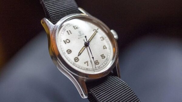 Kính Mica Đồng Hồ Có Tốt Không? Đặc Điểm & Bảo Quản Đúng Cách 1