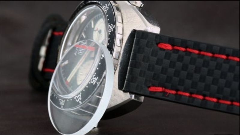 Nên Chọn Kính Sapphire Hay Kính Khoáng? So Sánh Chi Tiết Từng Loại 2