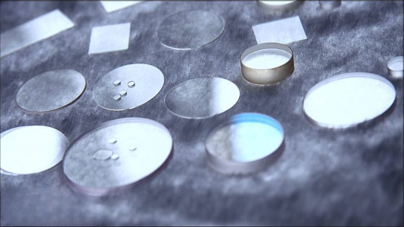 Nên Chọn Kính Sapphire Hay Kính Khoáng? So Sánh Chi Tiết Từng Loại 5