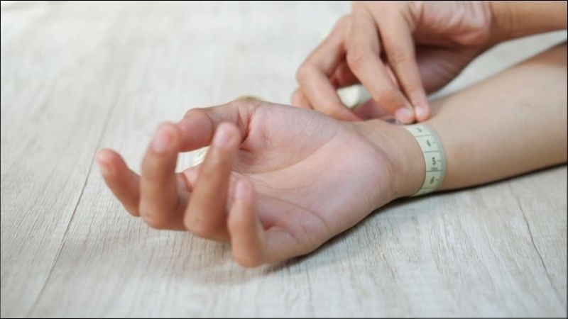 Tay Nhỏ Đeo Đồng Hồ Sao Cho Đẹp? So Sánh Mặt Tròn & Mặt Vuông 1