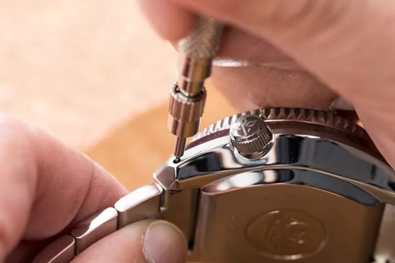 Cách Tháo Chốt Đồng Hồ Đeo Tay Tại Nhà Nhanh Và Dễ 1