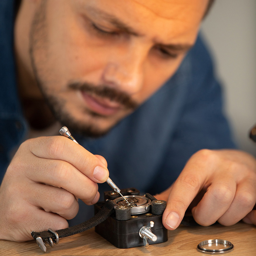 Hướng Dẫn Chỉnh Giờ Đồng Hồ Cơ Và Điện Tử Chi Tiết, Dễ Thực Hiện 3