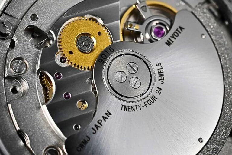 Bộ máy Miyota Automatic của Citizen nhìn từ mặt đáy