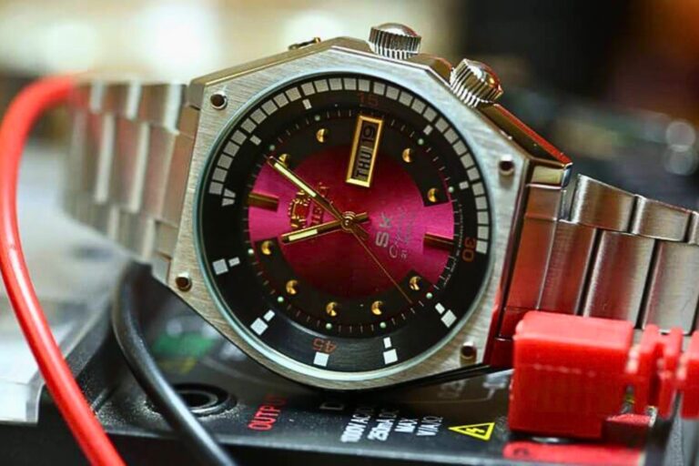 Đồng hồ Orient SK cổ với thiết kế 3 núm và bezel xoay trong