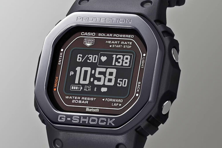 Màn hình đồng hồ điện tử Casio G-Shock hiển thị mốc 10:58:50 giúp bật sáng tối đa các thanh sắc tố LCD.
