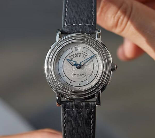 Ý nghĩa 10h10 tạo bố cục đối xứng hoàn hảo hình chữ V, giúp không che khuất logo thương hiệu đồng hồ.