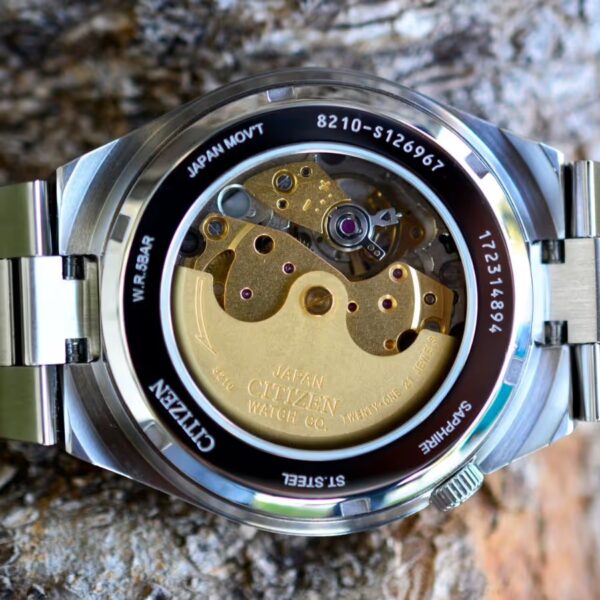 Thiết kế nắp đáy lộ cơ của máy Caliber 8210 trên dòng Citizen Tsuyosa
