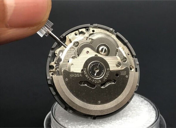 Cận cảnh bộ máy cơ học NH35 bên trong đồng hồ Seiko Mod Custom
