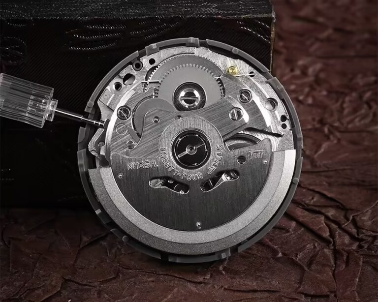 Bộ máy cơ tự động Seiko NH35 của đồng hồ Seiko Mod Nautilus