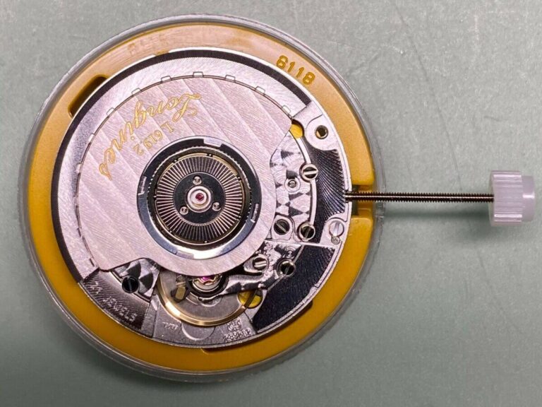Hệ thống rotor nạp cót tự động 2 chiều và 21 chân kính trên máy ETA 2892-A2